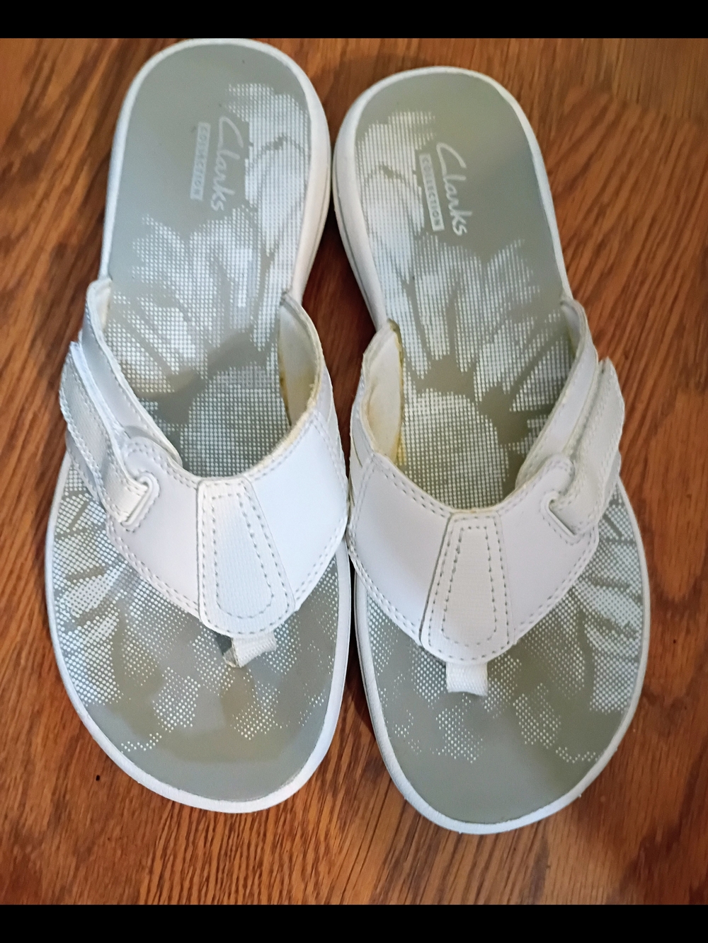 Clarks White Floral-Print Thong Sandals
